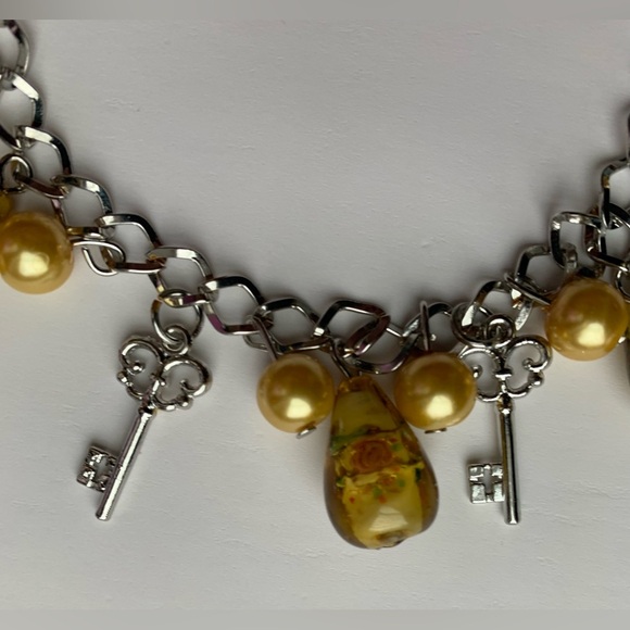 NWOT, Charm Bracelet, Unknown Artist, Glass Floral Beads w/ Keys and Faux Pearl - Picture 8 of 9